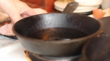 Ön planda bir tavada tavada. Büyük annemin elleri forcemeat kıyılmış biftek (pirzola, köfte) yapma.