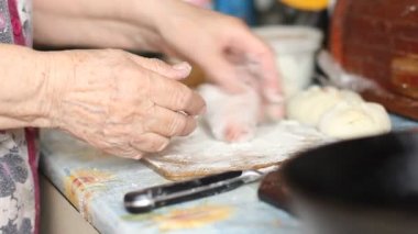 Büyük annemin elleri forcemeat kıyılmış biftek (pirzola, köfte) yapma.