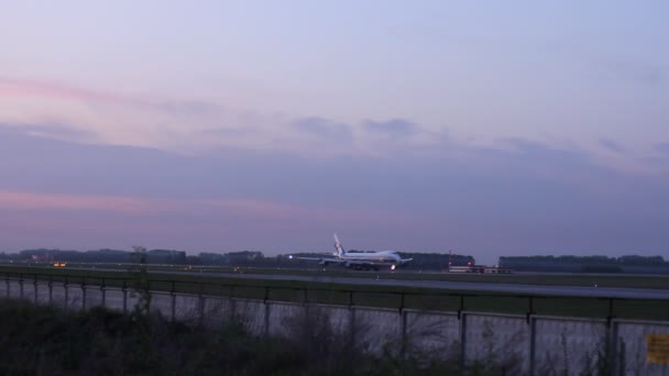 Novosibirsk - 22 maj: Boeing 747 Vq-Brj från Abc last taxning till banan vid Novosibirsk Tolmatjovo flygplats. 22 maj 2016 i Novosibirsk Ryssland — Stockvideo