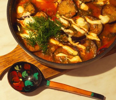 Tahta bir masada tavada sebzeli ratatouille. Üst görünüm