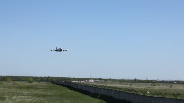 NOVOSIBIRSK - 04 JUIN : Atterrissage du Boeing 747-8 LX-VCF Cargolux à l'aéroport de Novosibirsk Tolmachevo. Juin 04, 2016 à Novossibirsk Russie — Video