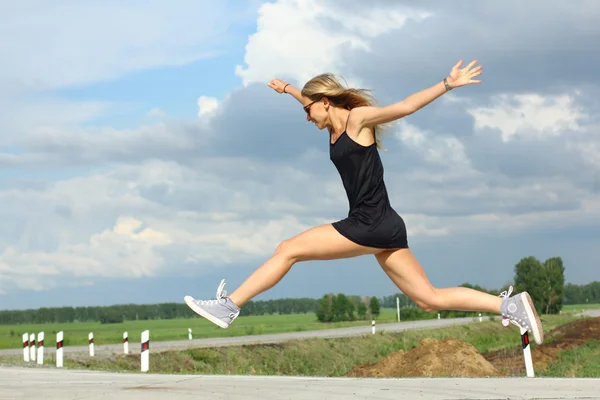 yolda çalışan runner atlet. kadın fitness gündoğumu koşu egzersiz sağlık kavramı.