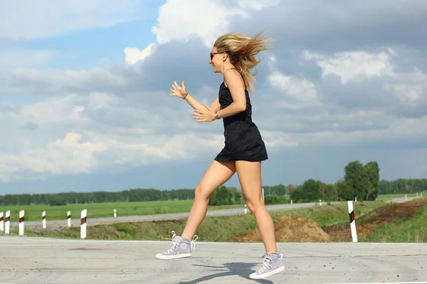 Yolda çalışan runner atlet. kadın fitness gündoğumu koşu egzersiz sağlık kavramı. — Stok fotoğraf