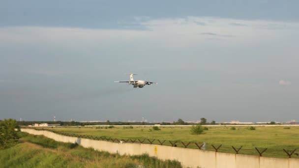Novosibirsk - 10 juli: Iljoesjin Il-76 in Novosibirsk Tolmatsjovo Airport. De Iljoesjin Il-76 multifunctionele viermotorige strategische airlifter Iljoesjin ontwerpbureau. Novosibirsk, Rusland, 10 juli 2016 — Stockvideo