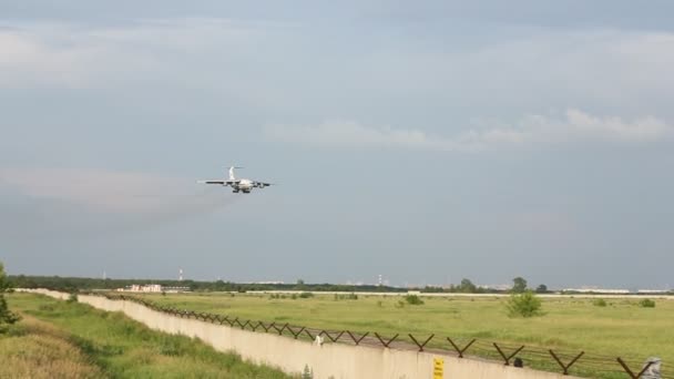 NOVOSIBIRSK - 10 LUGLIO: Ilyushin Il-76 all'aeroporto di Novosibirsk Tolmachevo. L'ufficio di progettazione Ilyushin Il-76 multi-purpose four-engine strategic airlifter Ilyushin. 10 luglio 2016 a Novosibirsk Russia — Video Stock