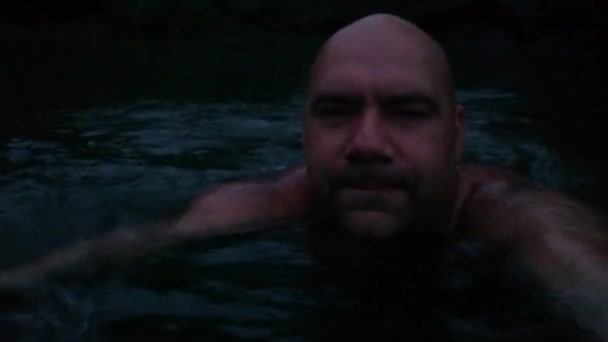 L'homme nage la nuit dans la rivière — Video