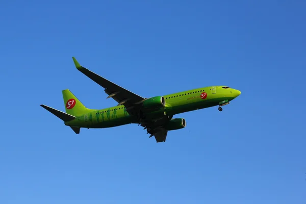 NOVOSIBIRSK - 26 AGO: Boeing 737-800 de las aerolíneas S7 en el aeropuerto Novosibirsk Tolmachevo aterrizaje nocturno en cielo azul. agosto, 2016 en Novosibirsk Rusia — Foto de Stock