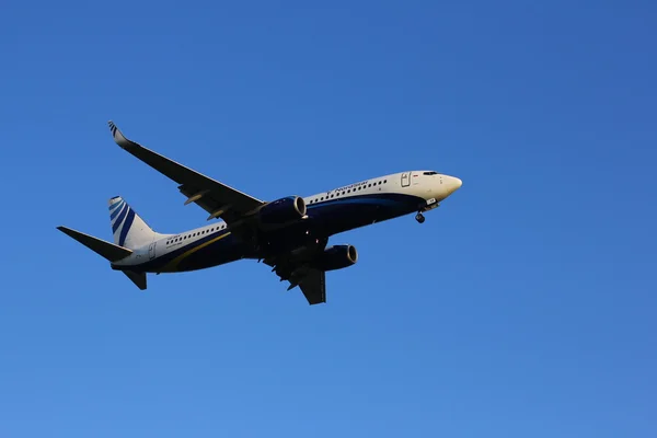 Ovosibirsk - 26 серпня: Boeing 737-800 Nordstar авіакомпаній в Новосибірську Tolmachevo аеропорту вечір посадку в Синє небо. Сер, 2016 в Новосибірську Росії — стокове фото