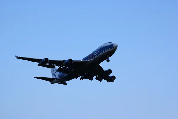 Novosibirsk - Ağustos 26: Uçak Boeing 747 Novosibirsk Tolmachevo havaalanına iniş Airbridgecargo tarafından. Airbridgecargo Hava Yolları'nın en büyük Rus kargo havayolu. 26 Ağustos 2016 Novosibirsk Rusya'da — Stok fotoğraf