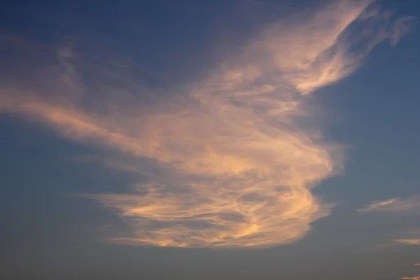 ท้องฟ้าตอนเย็นกับเมฆที่น่าทึ่ง — ภาพถ่ายสต็อก