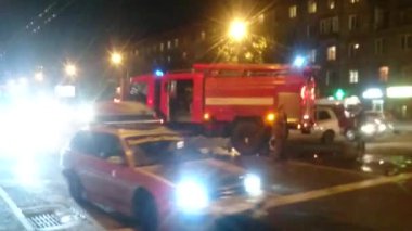 Novosibirsk - Eylül 07: İtfaiye arabası kaza. Stanislavsky Street, bir yangın kamyon ve yaklaşmakta olan trafiği sürdü bir arabayla çarpıştı. Kurban yok. 07 Eylül 2016 Novosibirsk Rusya'da