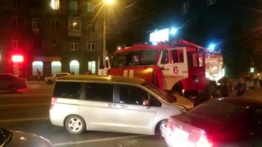 Novosibirsk - Eylül 07: İtfaiye arabası kaza. Stanislavsky Street, bir yangın kamyon ve yaklaşmakta olan trafiği sürdü bir arabayla çarpıştı. Kurban yok. 07 Eylül 2016 Novosibirsk Rusya'da