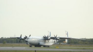 Novosibirsk - Eylül 10: Turbo pervaneli uçağı Antonov An-22 Antey (horoz) Ra-09341 Novosibirsk Tolmachevo Havaalanı pist için Taksilemek dünyanın en büyük. 10 Eylül 2016 Novosibirsk Rusya'da