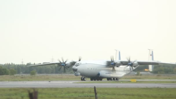 Novosibirsk - září 10: Největší na světě, turbovrtulové letadlo Antonov An-22 Antey (kohout) Ra-09341 pojíždění na ranvej letiště Tolmachevo Novosibirsk. 10. září 2016, Novosibirsk, Rusko — Stock video