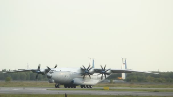 Novosibirsk - Sept. 10: Grootste in de wereld de turbo-propeller vliegtuig Antonov An-22 Antey (Cock) Ra-09341 taxiën op de start-en landingsbaan op de luchthaven van Novosibirsk Tolmatsjovo. Novosibirsk, Rusland, 10 september 2016 — Stockvideo