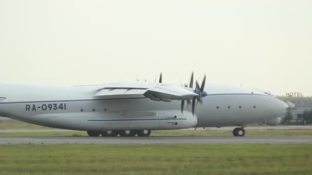 Novosibirsk - Sept. 10: Grootste in de wereld de turbo-propeller vliegtuig Antonov An-22 Antey (Cock) Ra-09341 taxiën op de start-en landingsbaan op de luchthaven van Novosibirsk Tolmatsjovo. Novosibirsk, Rusland, 10 september 2016 — Stockvideo