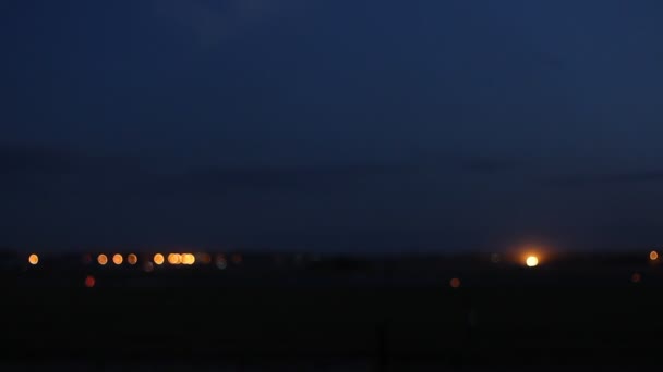 Passerella dell'aeroporto con luci fuori fuoco — Video Stock