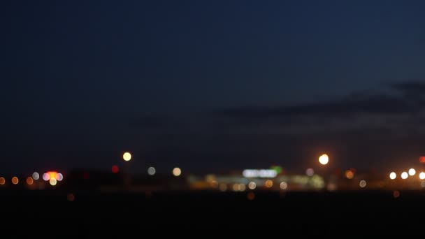 Pista do aeroporto com luzes fora de foco — Vídeo de Stock