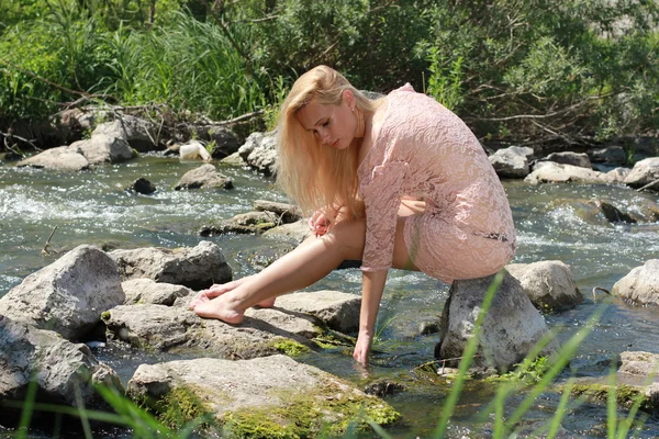 Nahaufnahme warmes Porträt der schönen Ingwer-, Ophelia-Stil Frau mit natürlicher Haut, trägt rosa Kleid nimmt Sonnenbäder auf Teich. — Stockfoto