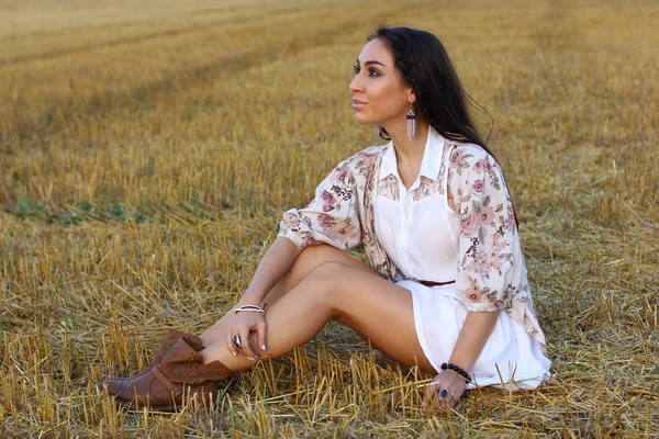 Beauté romantique fille en plein air. Mode portrait de femme de style boho, profiter de l'été Allongé sur le terrain dans la lumière du coucher du soleil. Automne . — Photo