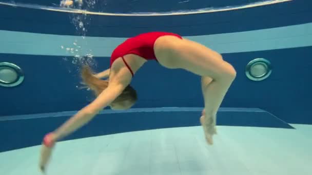 Menina Loira Magro Maiô Vermelho Mergulha Debaixo Água Uma Piscina — Vídeo de Stock