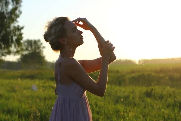 Sexy Blond European Girl Relax Green Summer Meadow Sunset Summer — Stockfoto