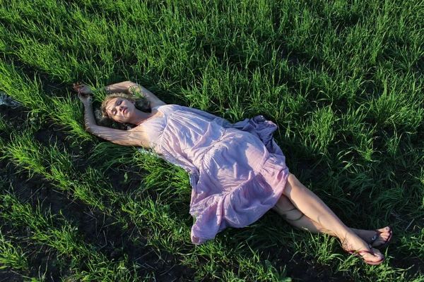 Sexy Blond European Girl Relax Green Summer Meadow Sunset Summer — Photo