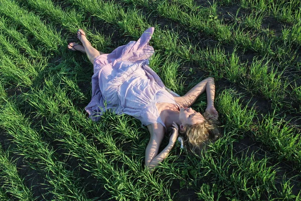 Sexy Blond European Girl Relax Green Summer Meadow Sunset Summer — Photo