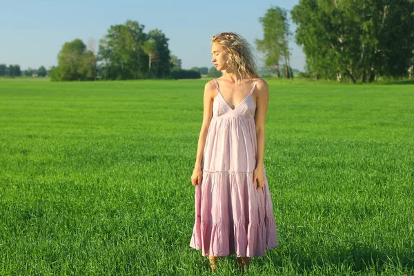 Sexy Blond European Girl Relax Green Summer Meadow Sunset Summer — Stok fotoğraf