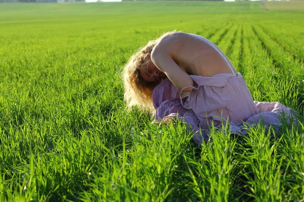 Sexy Blond European Girl Relax Green Summer Meadow Sunset Summer — Zdjęcie stockowe