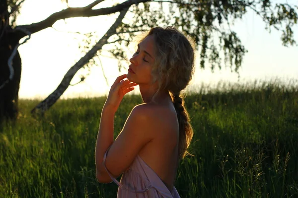 Sexy Blond European Girl Relax Green Summer Meadow Sunset Summer — Stock fotografie