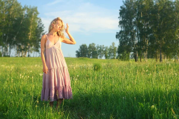 Sexy Blond European Girl Relax Green Summer Meadow Sunset Summer — Stockfoto