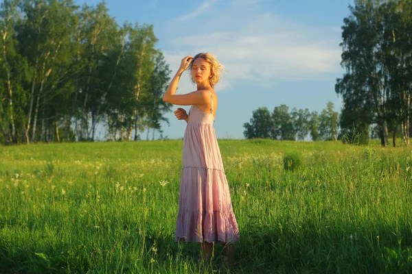 Sexy Blond European Girl Relax Green Summer Meadow Sunset Summer — Stok fotoğraf