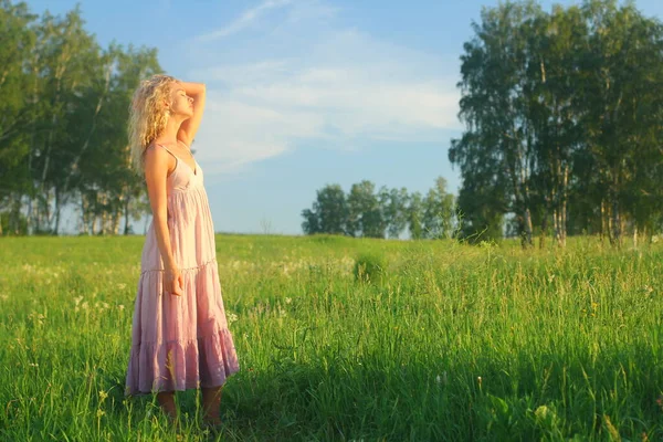 Сексуальная Блондинка Европейская Девушка Расслабиться Зеленом Летнем Лугу Закат Летом — стоковое фото
