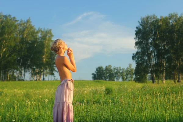 Sexy Blond European Girl Relax Green Summer Meadow Sunset Summer — Stock fotografie