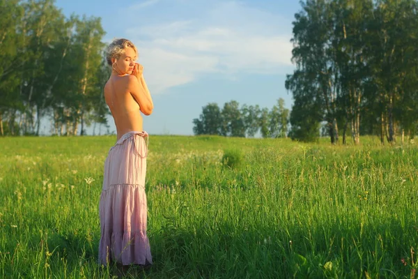 Sexy Blond European Girl Relax Green Summer Meadow Sunset Summer — Stok fotoğraf