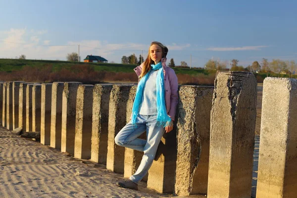 Ein Mädchen Blauer Freizeitkleidung Geht Auf Steinen — Stockfoto