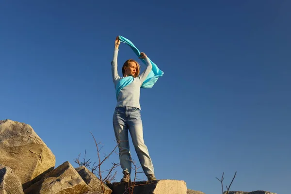 Girl Blue Casual Clothes Walks Stones — Stok fotoğraf