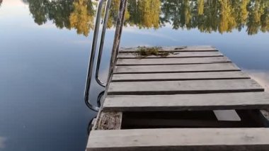 Gölde gün batımı. Güzel göl ve iskelenin yaz manzarası.