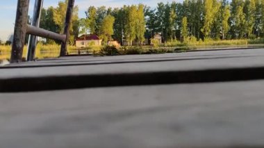 Gölde gün batımı. Güzel göl ve iskelenin yaz manzarası.