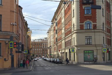Aziz PETERSBURG, RUSYA - 25 Temmuz 2021: St. Petersburg yaz caddelerinde yürüyüş. Tarih Merkezi 'nin mimarisi ve hayatı. 