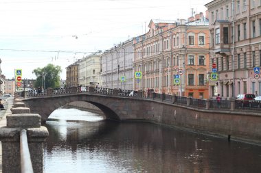 Aziz PETERSBURG, RUSYA - 25 Temmuz 2021: St. Petersburg yaz caddelerinde yürüyüş. Tarih Merkezi 'nin mimarisi ve hayatı. 