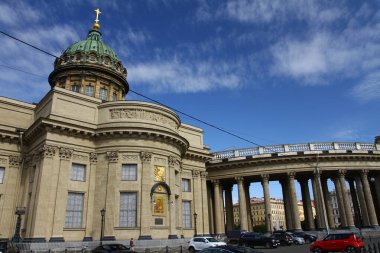 Aziz PETERSBURG, RUSYA - 25 Temmuz 2021: St. Petersburg yaz caddelerinde yürüyüş. Tarih Merkezi 'nin mimarisi ve hayatı. 