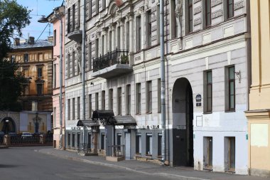 Aziz PETERSBURG, RUSYA - 25 Temmuz 2021: St. Petersburg yaz caddelerinde yürüyüş. Tarih Merkezi 'nin mimarisi ve hayatı. 