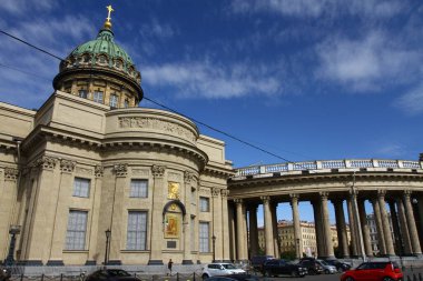 Aziz PETERSBURG, RUSYA - 25 Temmuz 2021: St. Petersburg yaz caddelerinde yürüyüş. Tarih Merkezi 'nin mimarisi ve hayatı. 