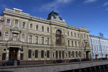 Aziz PETERSBURG, RUSYA - 25 Temmuz 2021: St. Petersburg yaz caddelerinde yürüyüş. Tarih Merkezi 'nin mimarisi ve hayatı. 