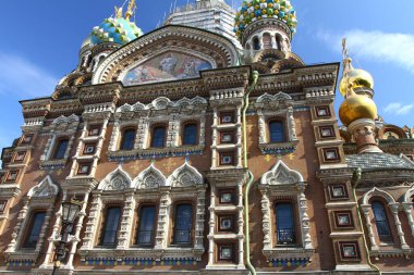 Aziz PETERSBURG, RUSYA - 25 Temmuz 2021: St. Petersburg yaz caddelerinde yürüyüş. Tarih Merkezi 'nin mimarisi ve hayatı. 