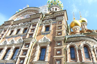 Aziz PETERSBURG, RUSYA - 25 Temmuz 2021: St. Petersburg yaz caddelerinde yürüyüş. Tarih Merkezi 'nin mimarisi ve hayatı. 