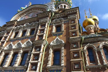 Aziz PETERSBURG, RUSYA - 25 Temmuz 2021: St. Petersburg yaz caddelerinde yürüyüş. Tarih Merkezi 'nin mimarisi ve hayatı. 