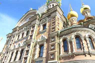 Aziz PETERSBURG, RUSYA - 25 Temmuz 2021: St. Petersburg yaz caddelerinde yürüyüş. Tarih Merkezi 'nin mimarisi ve hayatı. 